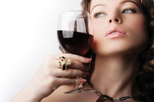 Rượu vang đỏ được coi là một trong các bí quyết làm đẹp trị nám