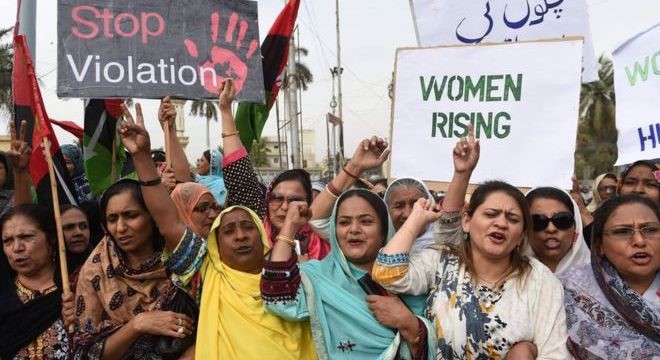 Một cuộc biểu tình phản đối tình trạng bạo lực đối với phụ nữ ở Pakistan sau hàng loạt vụ thiêu sống, bạo hành tàn nhẫn
