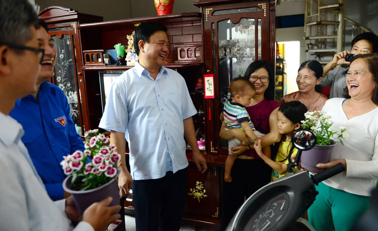 Ông Đinh La Thăng đến thăm hỏi và tặng cây xanh cho một số hộ dân tại phường Thảo Điền, quận 2
