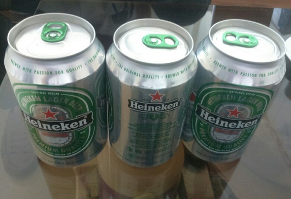 Các lon bia Heineken có dấu hiệu bị tẩy xóa hạn sử dụng