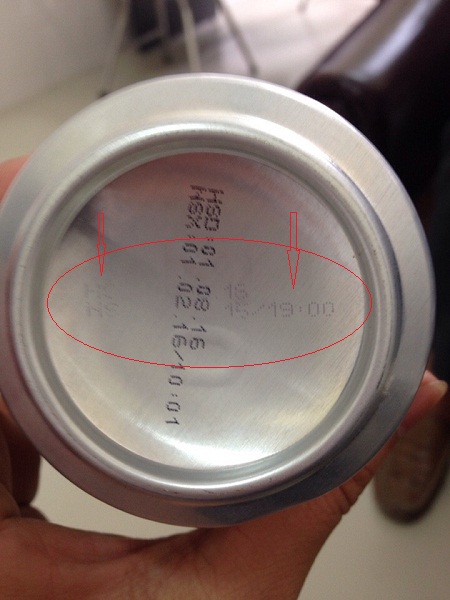 Một trong số 4 lon bia Heineken có dấu hiệu bị tẩy xóa hạn sử dụng bằng mắt thường có thể nhìn thấy