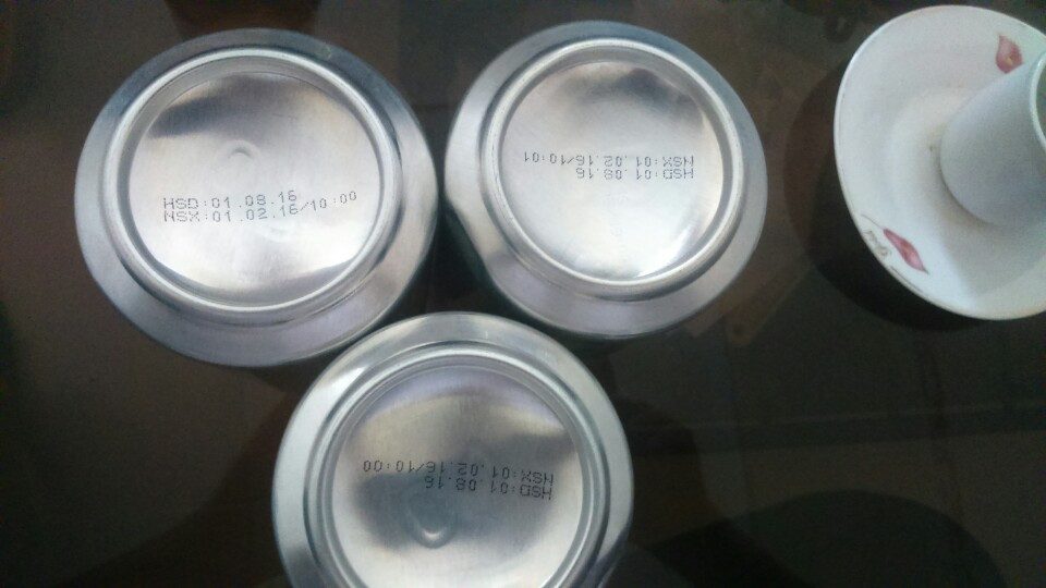 Các lon bia Heineken có dấu hiệu bị tẩy xóa hạn sử dụng