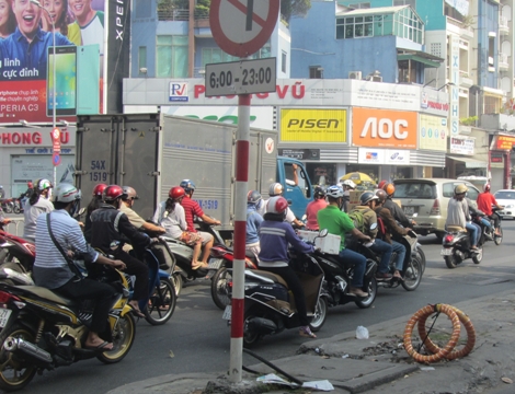 TP.HCM: Những nơi biển báo giao thông vô tư bị vô hiệu hóa