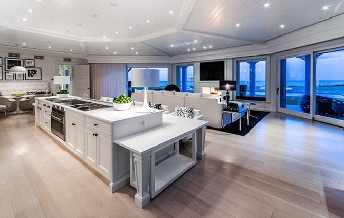 Phòng bếp trong biệt thự của Celine Dion với gam màu trắng sang trọng thông với phòng ăn
