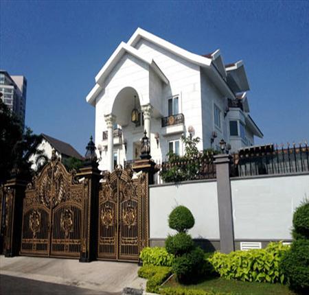 Biệt thự này nằm trên con đường Nguyễn Văn Hưởng (quận 2 - TP.HCM). Ngôi biệt thự và không gian xung quanh có diện tích khoảng 500m2 với kiến trúc cổ điển, sang trọng. Ảnh Vietnamnet