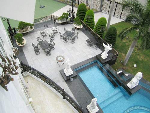 Điểm nhấn của ngôi nhà chính là bể bơi rộng rãi và sang trọng. Ảnh Vietnamnet