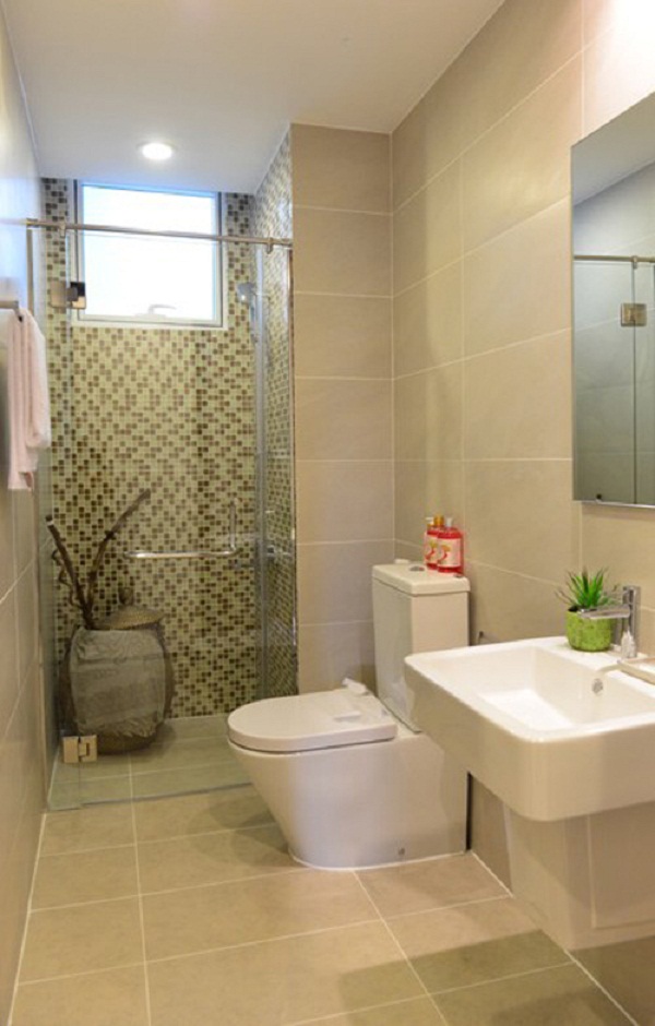  Phòng tắm sử dụng mảng gạch men ốp tường khác nhau mang lại cảm giác thư thái.