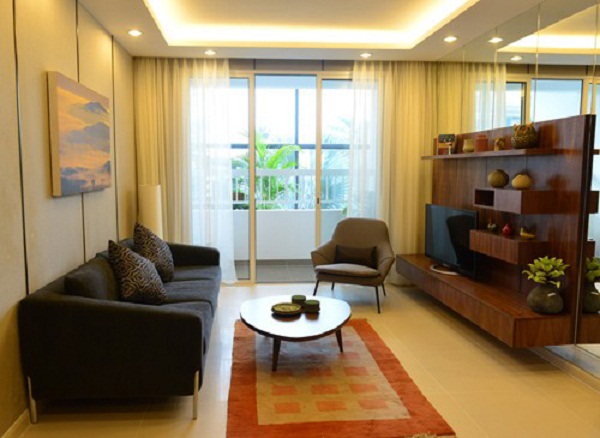 Phòng khách thoáng đãng, nội thất đơn giản phù hợp với tông màu kem sơn tường 