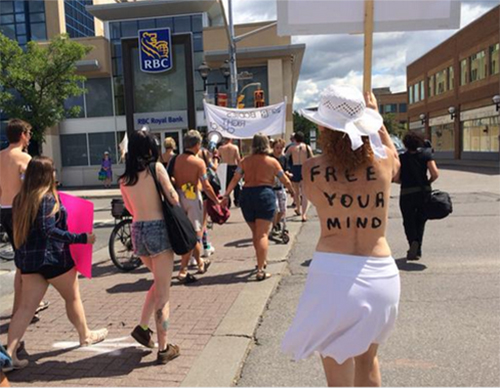 Hàng trăm phụ nữ đã tham gia biểu tình nhằm bảo vệ quyền bán khỏa thân nơi công cộng