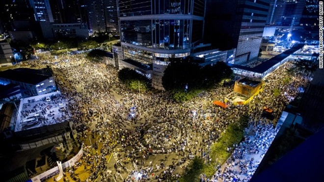 hàng chục ngàn người dân Hồng Kông đã xuống đường biểu  tình kế hoạch của Bắc Kinh với lãnh đạo của tỉnh.