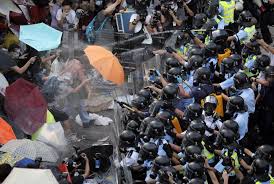 Biểu tình Hồng Kông: Cảnh sát sử dụng hơi cay chống lại người biểu tìnhHồng Kông không vũ trang