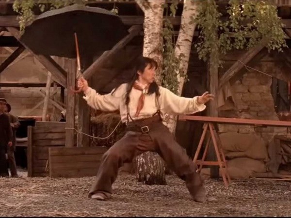 Thành Long (Jackie Chan) sử dụng ô trong một bộ phim 