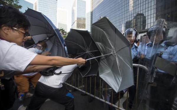 Việc người biểu tình Hong Kong dùng ô có thể được coi là một loại “vũ khí tấn công.”