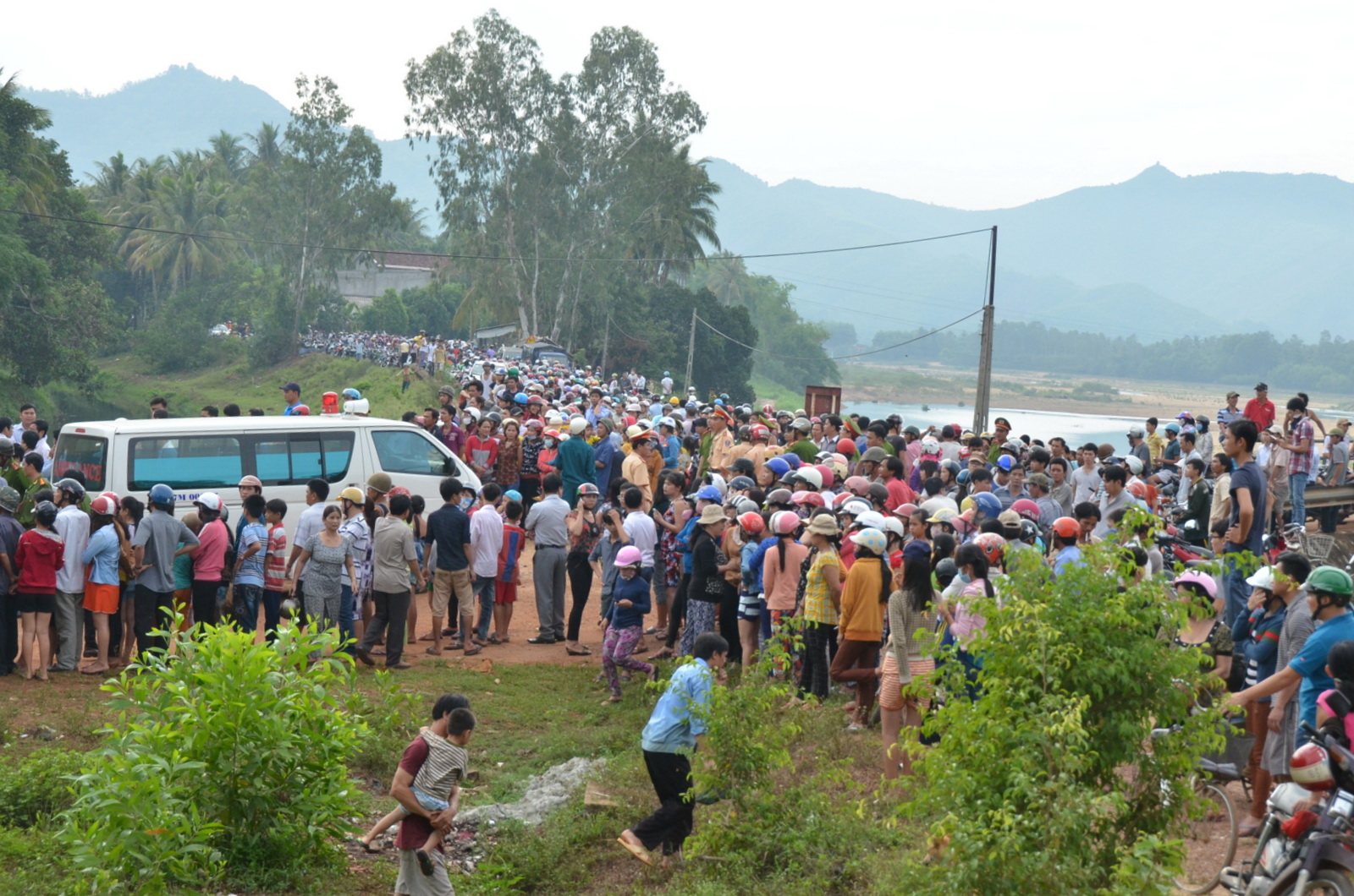Rất đông người dân Bình Định tụ tập ở hiện trường