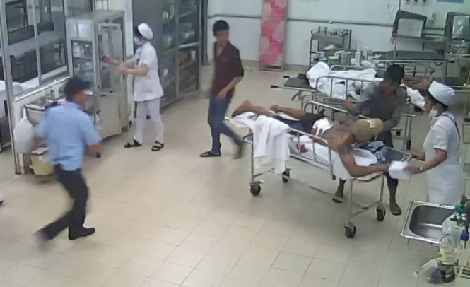 Camera ghi cảnh vào bệnh viện đâm đối thủ đang cấp cứu ở Bình Thuận