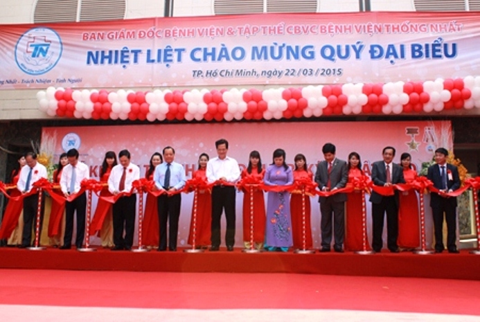 Thủ tướng Nguyễn Tấn Dũng và các đại biểu cắt băng khánh thành khu điều trị kỹ thuật cao Bệnh viện Thống Nhất.