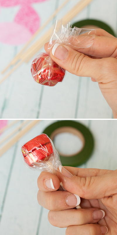 Bước đầu tiên hãy xếp các viên kẹo vào giấy kiếng và bọc cẩn thận lại