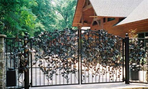 Chọn màu sắc, hình dáng và vật liệu làm cổng hợp mệnh cũng rất quan trọng khi bố trí cổng nhà
