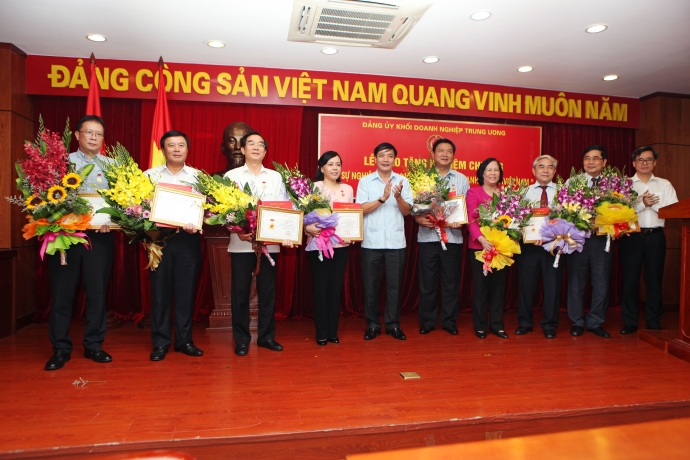 Bộ trưởng Nguyễn Quân nhận Kỷ niệm chương của Đảng ủy Khối Doanh nghiệp Trung ương
