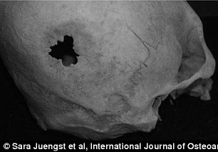 Theo khảo cổ học, dấu vết trên bộ xương cổ đại cho thấy nạn nhân bị tấn công bằng vật nhọn