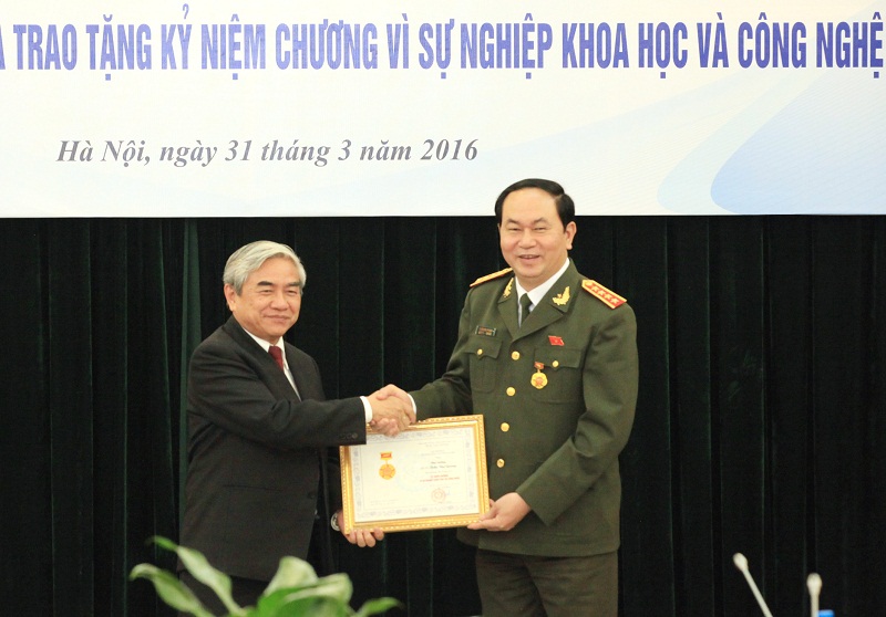 Bộ trưởng Bộ Khoa học và Công nghệ Nguyễn Quân trao Kỷ niệm chương Vì sự nghiệp Khoa học và Công nghệ cho Đại tướng - Bộ trưởng Bộ Công An Trần Đại Quang