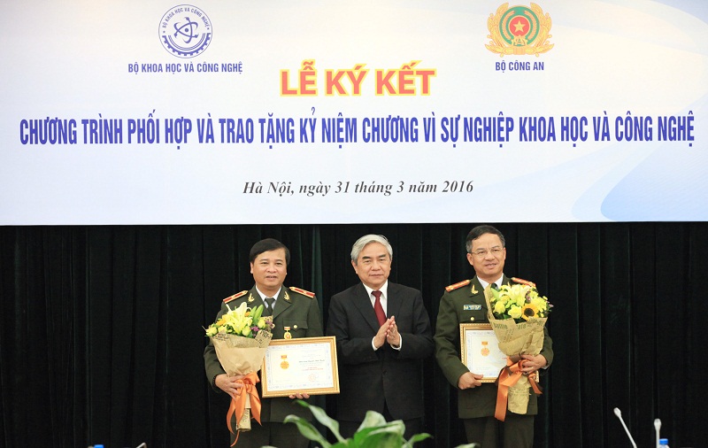 Bộ trưởng Bộ Khoa học và Công nghệ Nguyễn Quân trao Kỷ niệm chương Vì sự nghiệp Khoa học và Công nghệ cho các lãnh đạo Bộ Công An