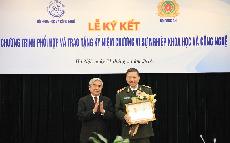 Bộ trưởng Bộ Khoa học và Công nghệ Nguyễn Quân trao Kỷ niệm chương Vì sự nghiệp Khoa học và Công nghệ cho Thượng tướng Tô Lâm, Thứ trưởng Bộ Công An 