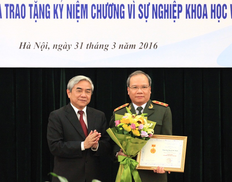 Bộ trưởng Bộ Khoa học và Công nghệ Nguyễn Quân trao Kỷ niệm chương Vì sự nghiệp Khoa học và Công nghệ cho Trung tướng Nguyễn Chí Thành – Tổng Cục trưởng Tổng cục An Ninh, Bộ Công An