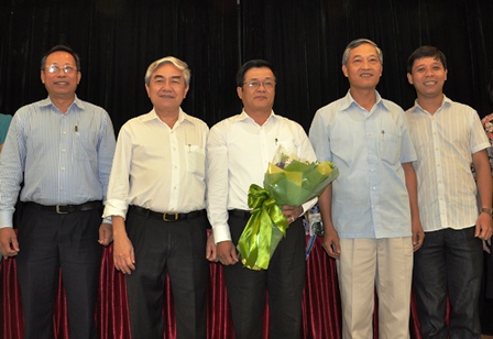 Ông Phạm Quang Trung (đứng giữa) chụp ảnh lưu niệm với Bộ trưởng Nguyễn Quân, Bí thư Đảng ủy Bộ - Thứ trưởng Trần Văn Tùng, Chủ tịch Công đoàn, Bí thư Đoàn thanh niên Bộ