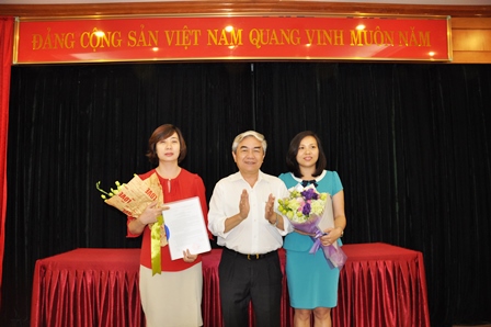 Bộ trưởng Nguyễn Quân trao Quyết định điều động và bổ nhiệm cho bà Nguyễn Thị Thu Trang (đứng thứ nhất từ phải sang) và Quyết định tiếp nhận và bổ nhiệm cho bà Trương Quỳnh Liên (đứng thứ nhất từ trái sang)