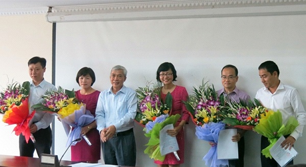  Tổng cục trưởng Tổng cục Tiêu chuẩn Đo lường Chất lượng Ngô Quý Việt trao quyết định và tặng hoa cho các đồng chí được bổ nhiệm chức vụ mới.