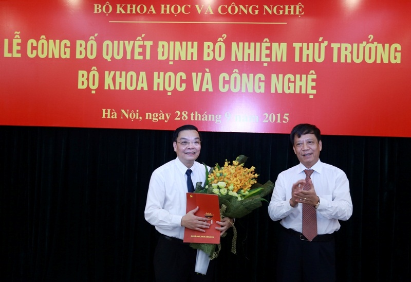 Đồng chí Trần Lưu Hải trao Quyết định của Ban tổ chức TW cho đồng chí Chu Ngọc Anh