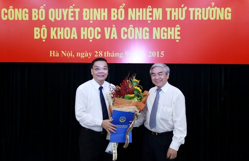 Đồng chí Nguyễn Quân trao Quyết định của Thủ tướng Chính phủ cho đồng chí Chu Ngọc Anh tại buổi lễ