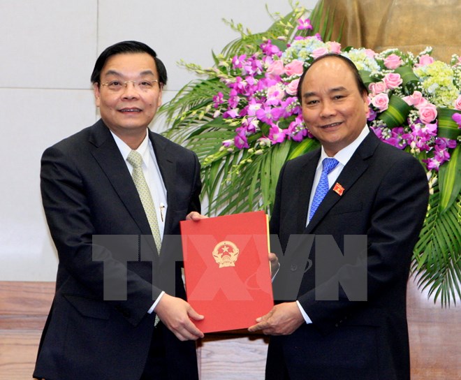 Thủ tướng Nguyễn Xuân Phúc trao quyết định của Chủ tịch nước bổ nhiệm thành viên Chính phủ cho ông Chu Ngọc Anh - Bộ trưởng Bộ Khoa học và Công nghệ