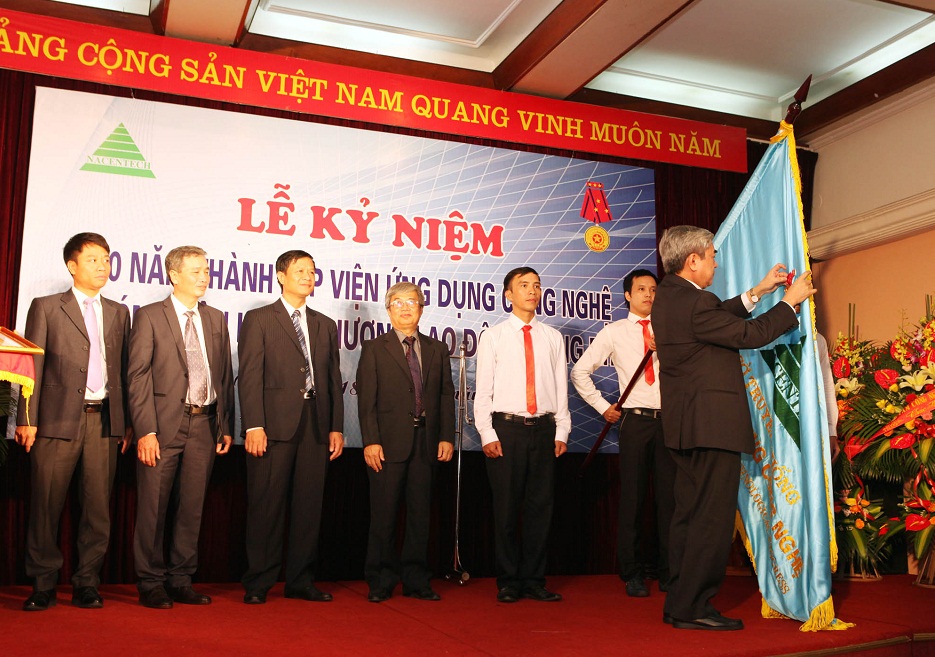 Thay mặt lãnh đạo Đảng và Nhà nước, Ủy viên Trung ương Đảng, Bộ trưởng Bộ KH&CN Nguyễn Quân đã trao Huân chương Lao động Hạng Nhất cho Viện Ứng dụng Công nghệ