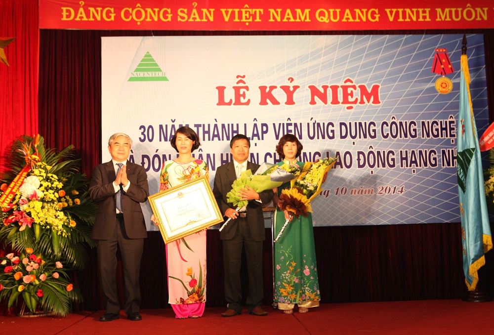 Thay mặt lãnh đạo Đảng và Nhà nước, Ủy viên Trung ương Đảng, Bộ trưởng Bộ KH&CN Nguyễn Quân đã trao Huân chương Lao động Hạng Nhất cho Viện Ứng dụng Công nghệ