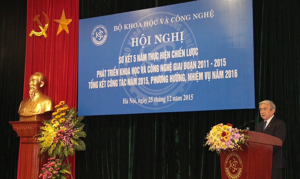 Bộ trưởng Bộ Khoa học và Công nghệ Nguyễn Quân báo cáo trước hội nghị