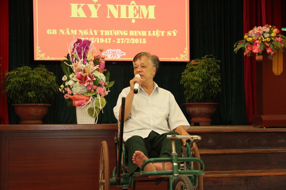 Bác Lê Văn Minh - thương binh nặng, là Chủ tịch hội đồng thương bệnh binh của Trung tâm phát biểu cảm ơn tình cảm tốt đẹp của Bộ trưởng Nguyễn Quân và các cán bộ, công nhân viên chức ngành KH&CN đã quan tâm tới Trung tâm