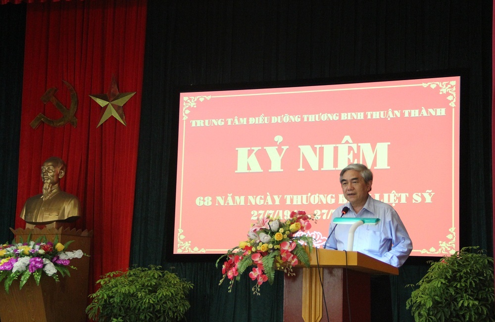 Bộ trưởng Nguyễn Quân thăm và tặng quà cho các thương bệnh binh nặng ở Trung tâm Điều dưỡng Thương binh Thuận Thành (Bắc Ninh).