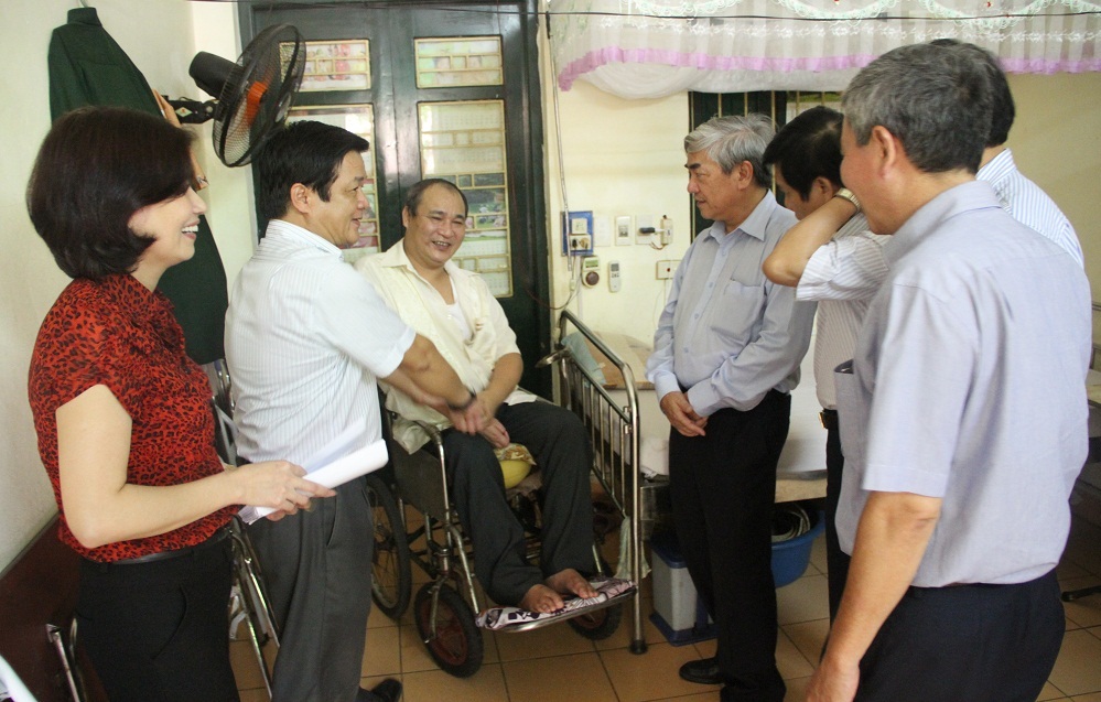 Bộ trưởng Nguyễn Quân trực tiếp thăm hỏi và tặng quà cho các thương bệnh binh của Trung tâm Điều dưỡng Thương binh Th