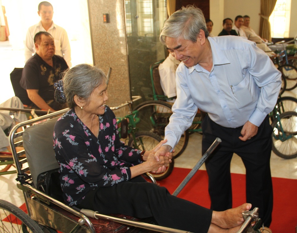 Bộ trưởng Nguyễn Quân trực tiếp thăm hỏi và tặng quà cho các thương bệnh binh của Trung tâm