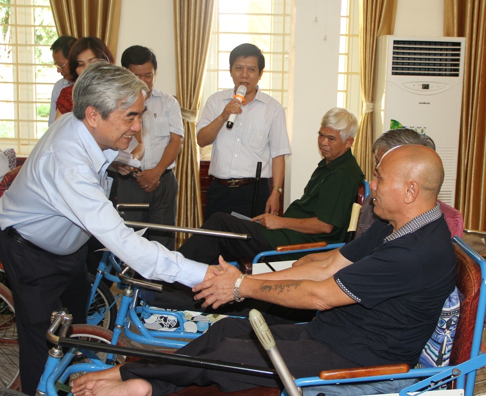 Bộ trưởng Nguyễn Quân trực tiếp thăm hỏi và tặng quà cho các thương bệnh binh của Trung tâm Điều dưỡng Thương binh Th