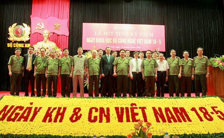 Trung tướng Bùi Văn Thành, Thứ trưởng Bộ Công an và Thứ trưởng Bộ KH&CN Phạm Đại Dương cùng các đại biểu chụp ảnh lưu niệm tại Lễ mít tinh kỷ niệm Ngày Khoa học và Công nghệ Việt Nam