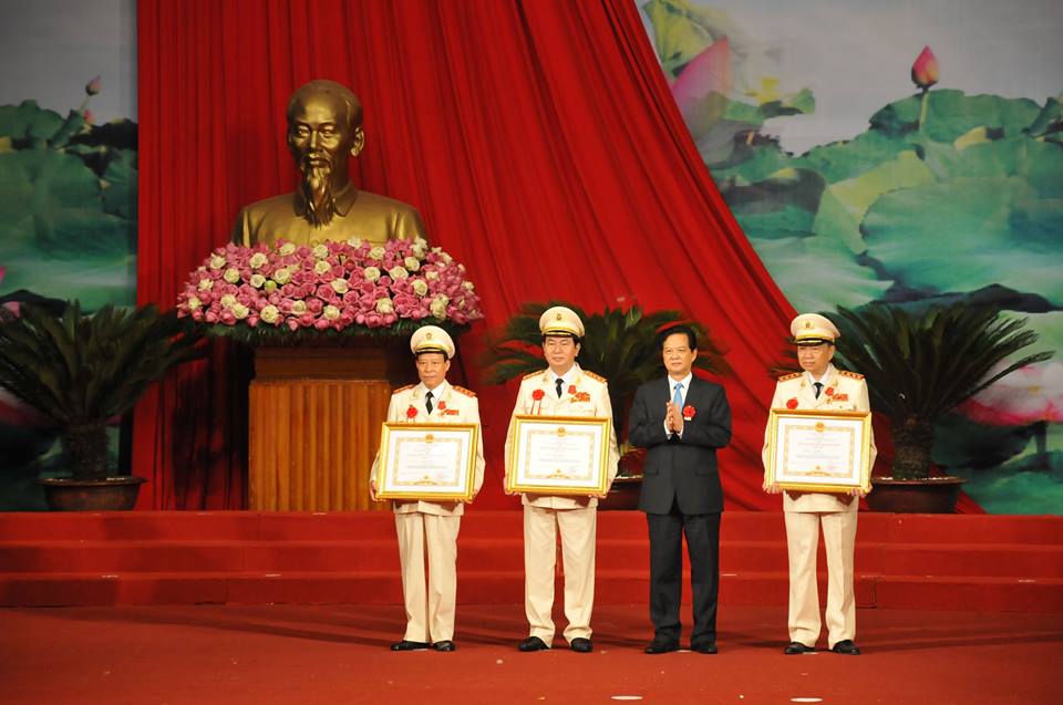 Thủ tướng Nguyễn Tấn Dũng tặng Huân chương Quân công hạng Nhất và Nhì