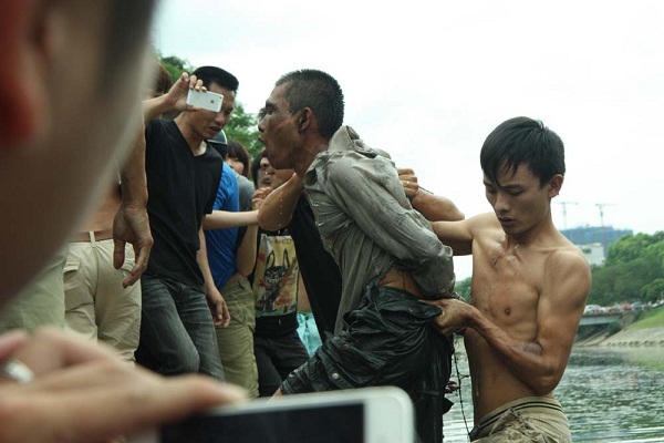Bị truy đuổi người đàn ông bơi trên sông Tô Lịch