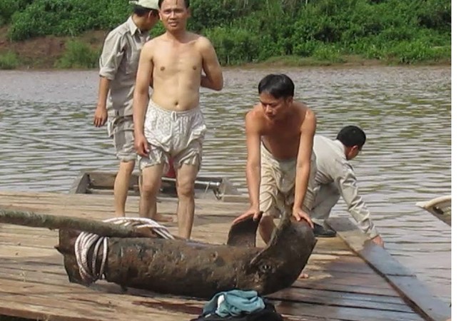 Bom mình khủng dưới lòng sông Sê Pôn