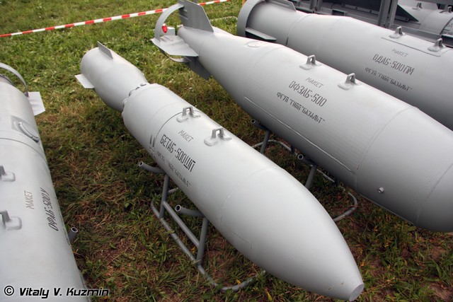 Bom xuyên phá BetAB-500 SHP được trang bị dù hãm
