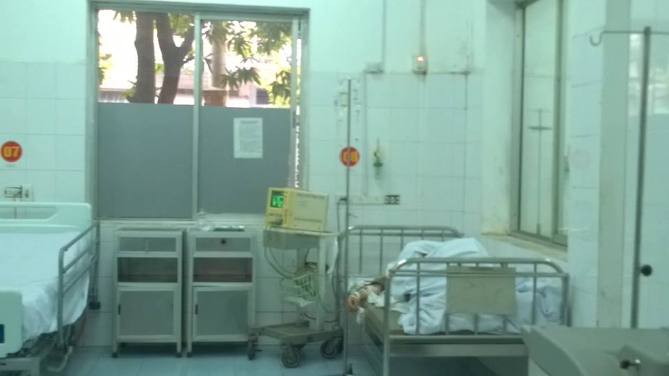 Anh Nguyễn Văn Hương đang được cấp cứu tại Bệnh viện Quân y 7