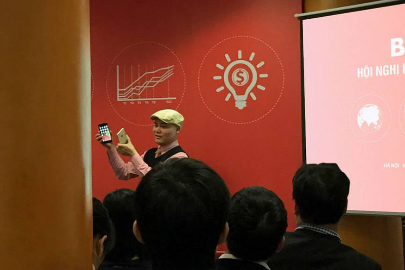 Hình ảnh của CEO Nguyễn Tử Quảng và chiếc BPhone, smartphone hot nhất của Bkav