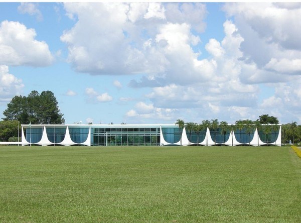 Cung điện Palácio da Alvorada ở Brasília, Brazil, là nơi ở chính thức của Tổng thống Brazil
